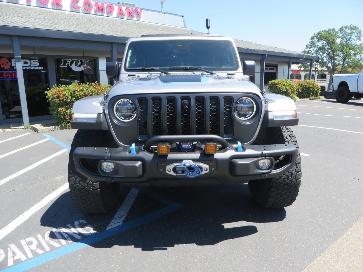 2021 SILVER /BLACK Jeep Wrangler Unlimited Rubicon 4XE 4d SUV 4wd (1C4JJXR63MW) with an 2.0L L4 DOHC 16V TURBO engine, automatic transmission, located at 2630 Grass Valley Highway, Auburn, CA, 95603, (530) 508-5100, 38.937893, -121.095482 - Impressive 4xe Rubicon with a ton of extras that include Fox 3.0 internal bypass front and rear shocks, 315 BFG KO2 tires, Warn winch, Factor 55 Ultra hook, Front bumper stinger, Rigid Pods on front bumper, Rigid A series lights in the roof rack, DV8 lockable hood pins, Westin Running boards, Fury d - Photo#1